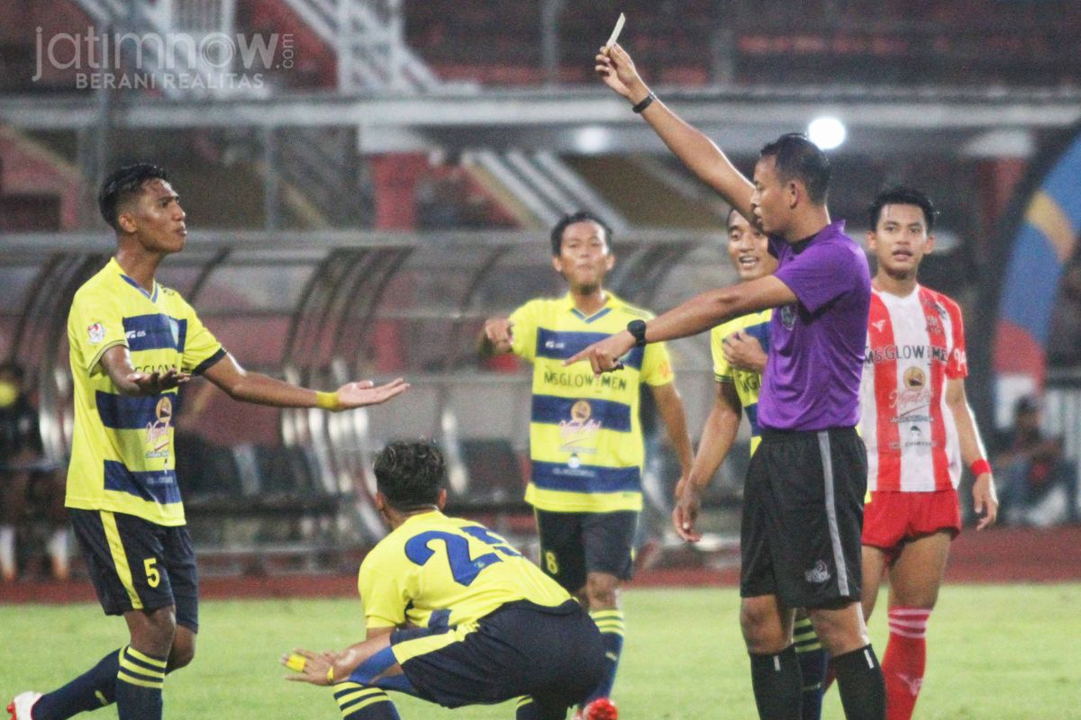 Ketegasan wasit Ahmad Romadhon saat memimpin laga Deltras lawan Gresik United. (Foto-foto: Sahlul Fahmi/jatimnow.com)