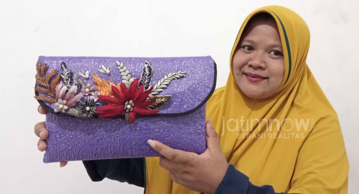 Wiwik Pujiati memamerkan salah satu produk tas yang terbuat dari plastik bekas (Foto: Sahlul Fahmi/jatimnow.com)