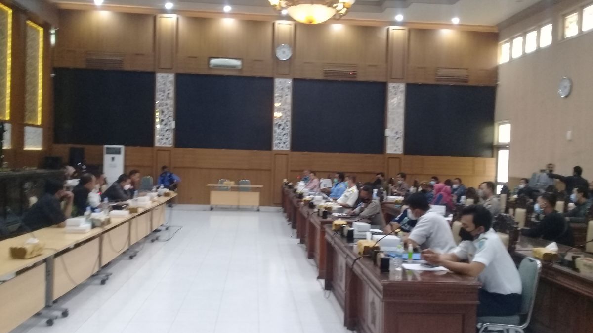 Hearing Komisi II DPRD Kota Probolinggo membicarakan masalah kecelakaan bus karyawan. (Foto: Mahfud Hidayatullah/jatimnow.com)