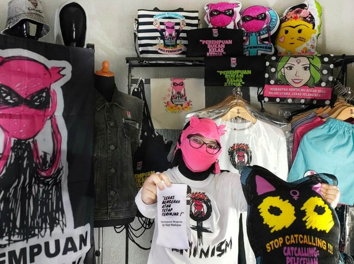 Ahaddiini Hayyu Maahayaati saat berada di tokonya. (Foto: Ahaddiini Hayyu Maahayaati for jatimnow.com)