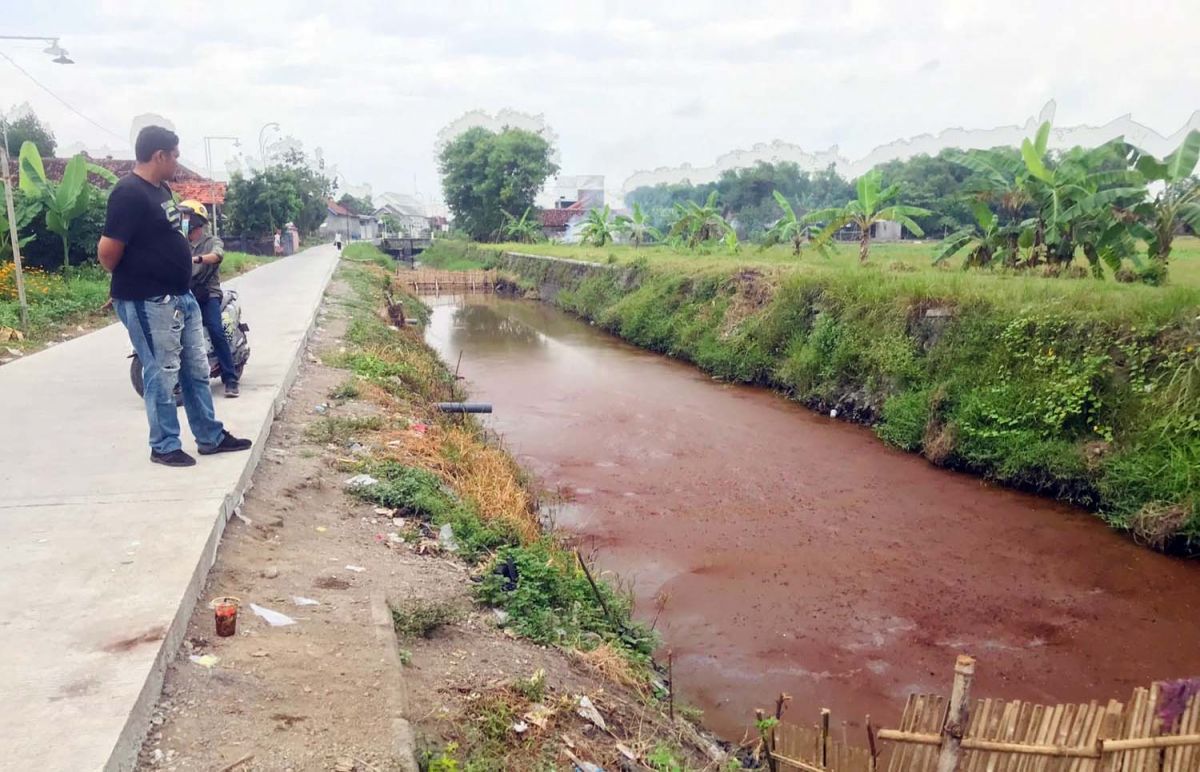 Warga saat mengecek air sungai di Mojokerto yang berwarna kecoklatan (Foto: Achmad Supriyadi/jatimnow.com)