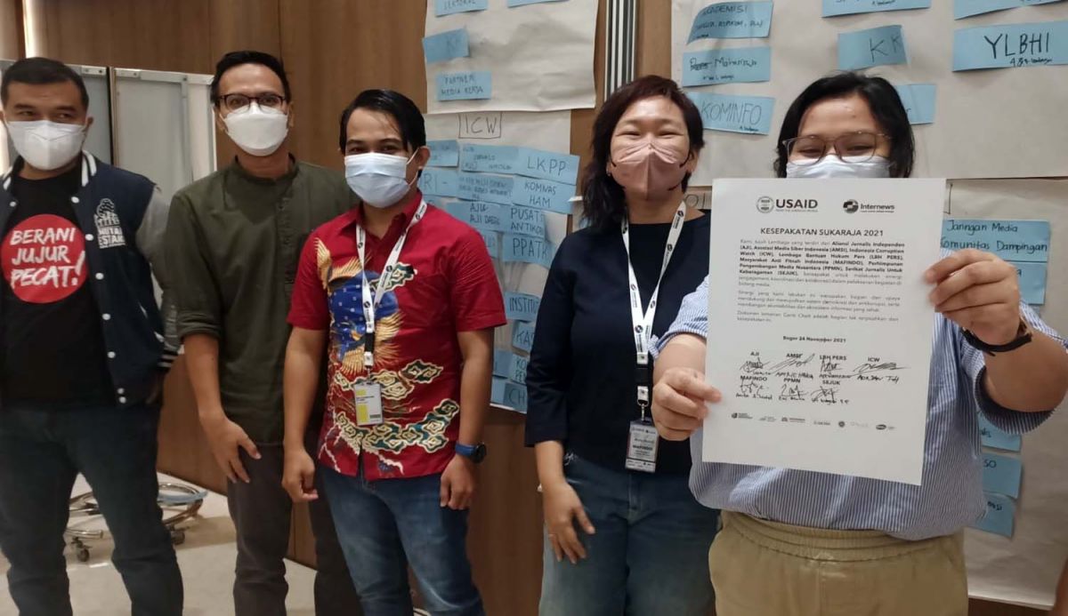 Amrie Hakim, Pengurus AMSI Nasional Bidang Kemitraan dan Hubungan Internasional dalam penandatanganan kesepakatan sinergi bersama AJI, LBH Pers, ICW, MAFINDO, PPMN dan SEJUK untuk kampanye penguatan media, yang difasilitasi USAID-MEDIA dan Internews