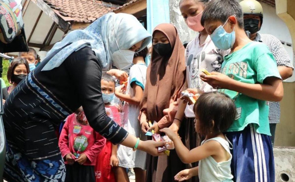 Wali Kota Mojokerto Ika Puspitasari saat antisipasi stunting ke anak. (Foto: Diskominfo Kota Mojokerto/jatimnow.com)