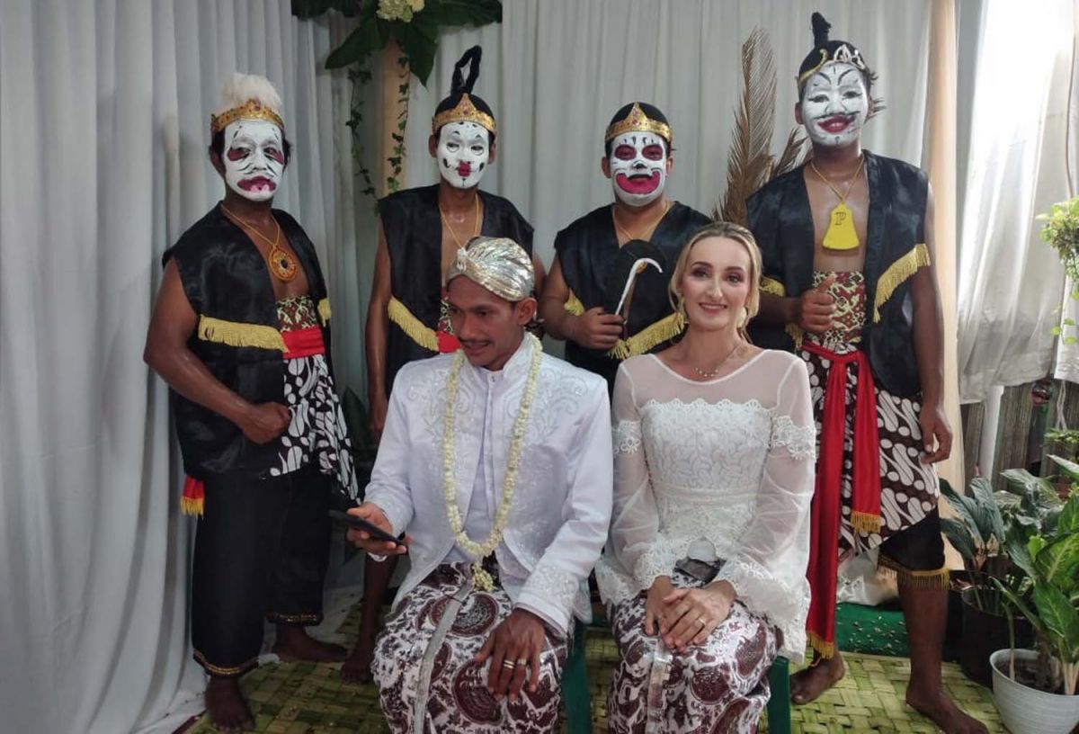 Pilihan Pembaca: Pengantin Bule, Dikejutkan Suara Dentuman, Maling Dalam Hutan