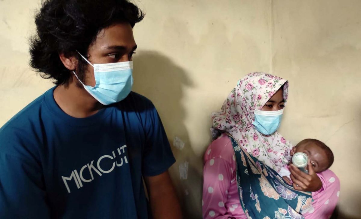 Arshaka Putra Fidianto, penderita hidrosefalus asal Jombang bersama ayah dan ibunya (Foto: Elok/jatimnow.com)