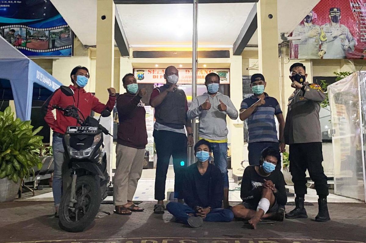 Dua bandit jalanan yang kerap meneror emak-emak di Surabaya diamankan di Mapolsek Sawahan (Foto: Polsek Sawahan)