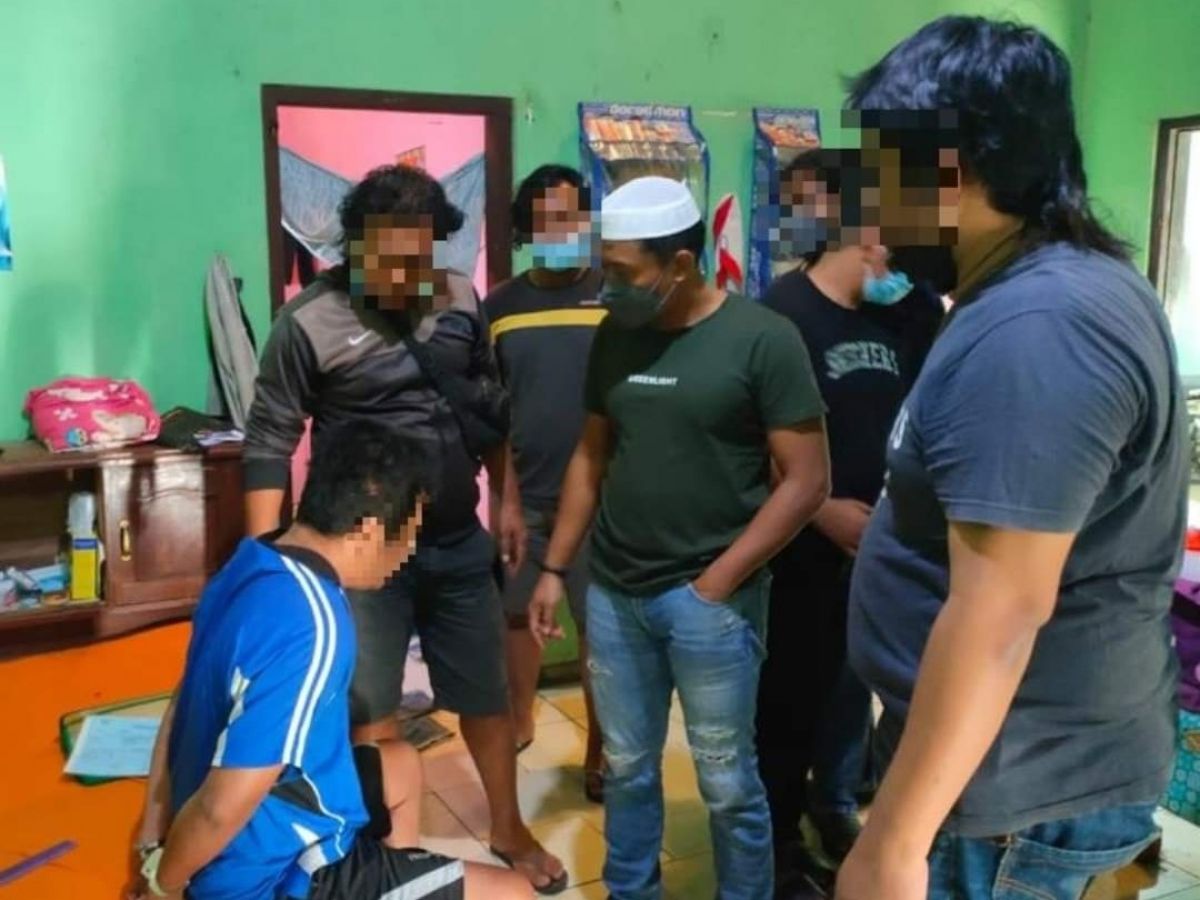 Pelaku saat dibekuk petugas yang dipimpin Kasat Reskrim Polres Mojokerto Kota AKP Hari. (Foto: Achmad Supriyadi/jatimnow.com)