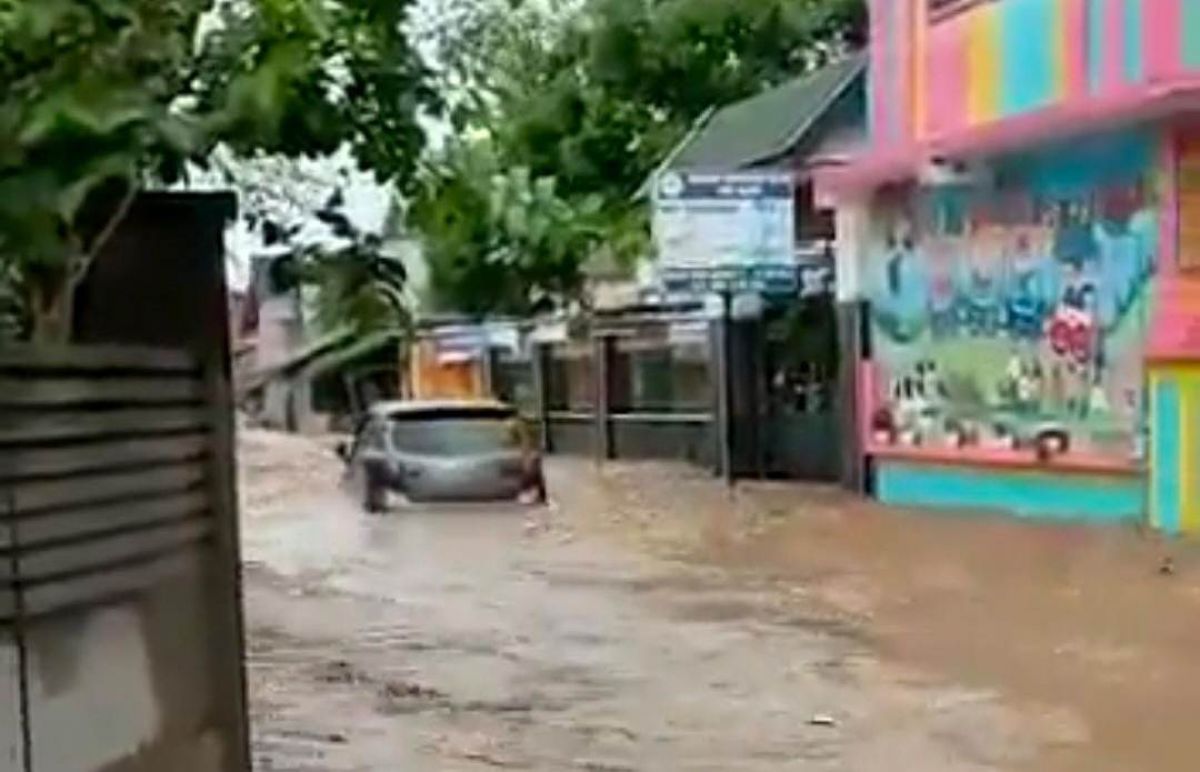 Banjir besar landa Kabupaten Jember. Dua warga dilaporkan meninggal.