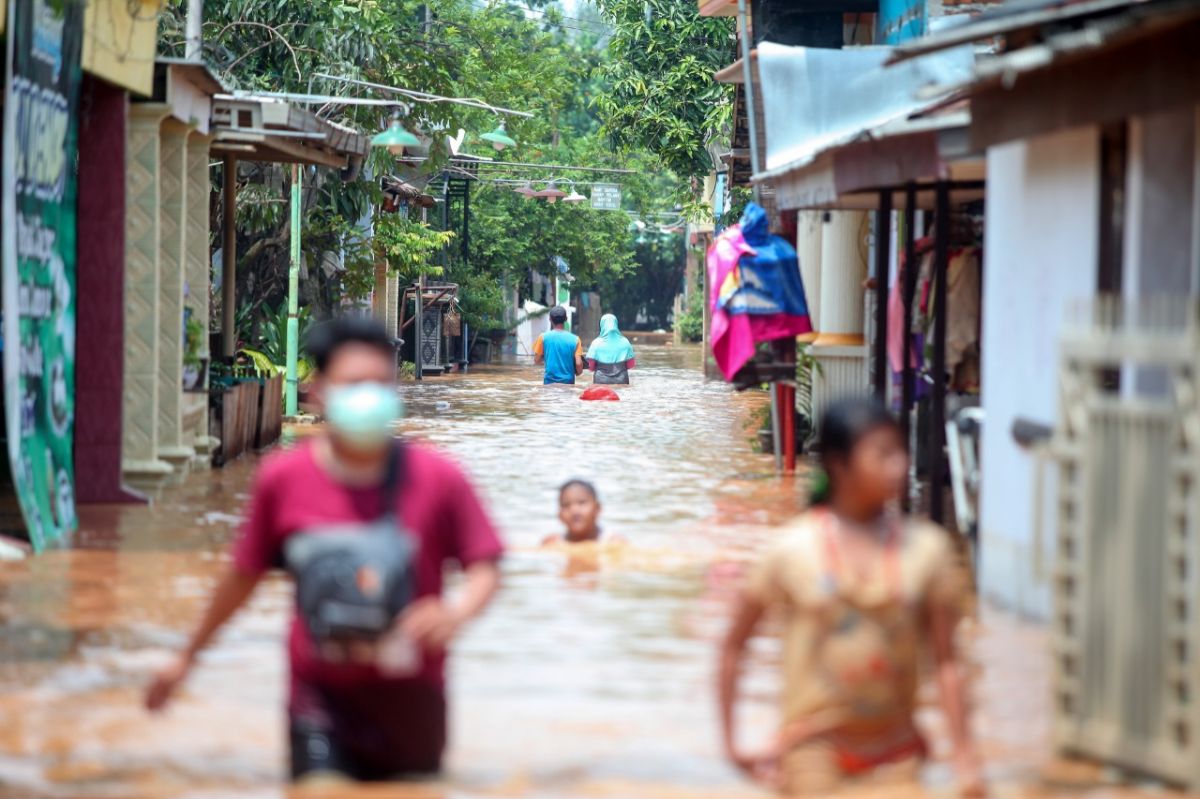 Banjir setinggi satu meter akibatkan belasan desa di tiga kecamatan wilayah timur Kabupaten Pasuruan terendam. (Foto-foto: Moch Rois/jatimnow.com)