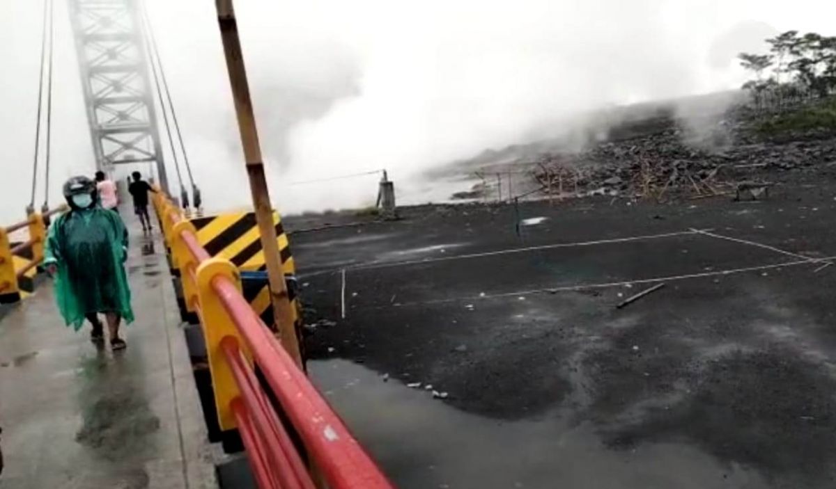 Banjir lahar dingin terjang pemukiman di kawasan lereng Gunung Semeru. (Foto: Mahfud Hidayatullah/jatimnow.com)