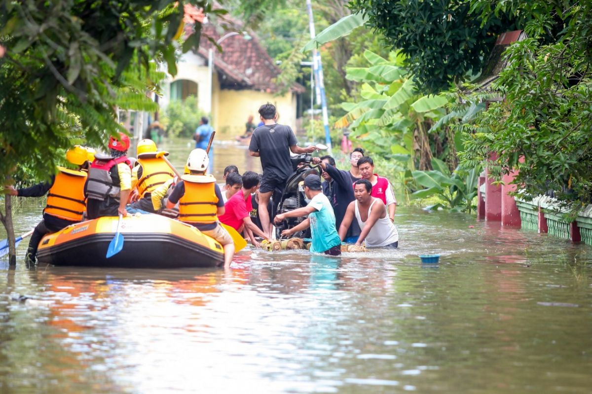 Foto: Aktivitas Warga Rejoso Pasuruan di Tengah Kepungan Banjir