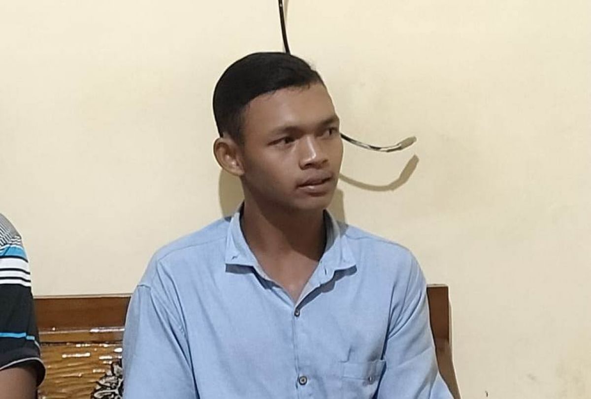 R menyerahkan diri ditemani keluarganya di Polres Pasuruan. (Foto: dok Polres Pasuruan/jatimnow.com)