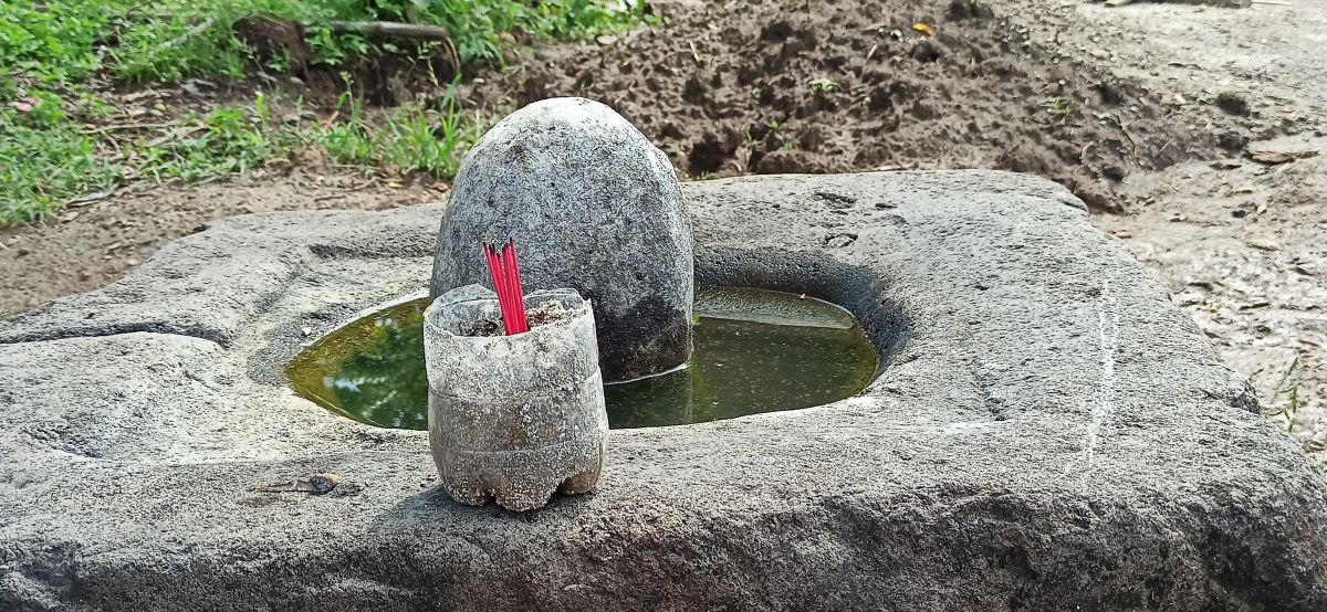 Batu Yoni di Dusun Ngadiro, Kecamatan Jenangan, Ponorogo. (Foto: Mita Kusuma/jatimnow.com)