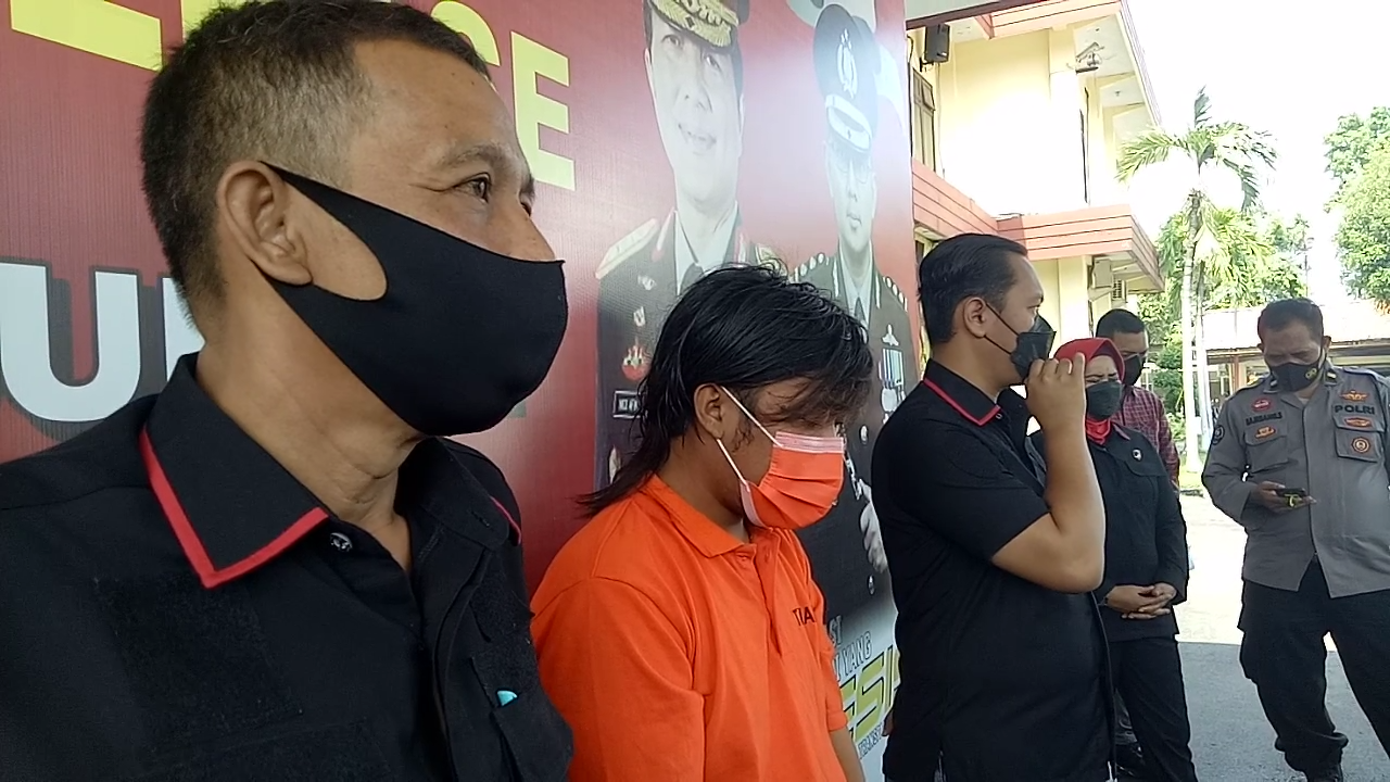 Pelaku begal payudara Aries Aprianto diamankan di Polres Pasuruan. (Foto: Moch. Rois/jatimnow.com)