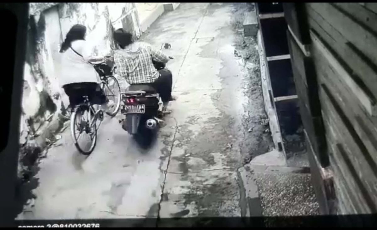 Tangkapan layar video CCTV yang merekam aksi begal payudara di Pasuruan