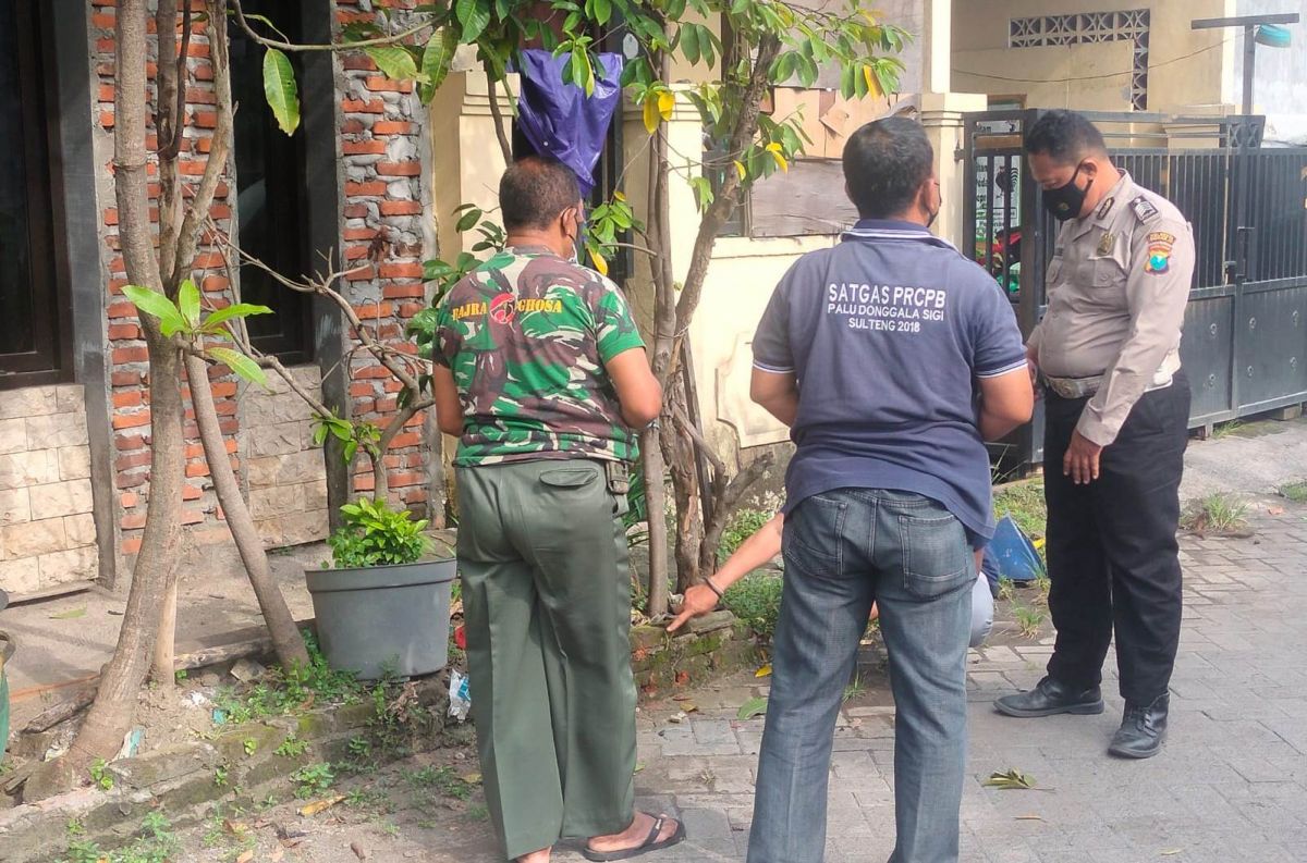 Polisi melakukan olah TKP pelemparan bom bondet di Sidoarjo. (Foto: Agus for jatimnow.com)