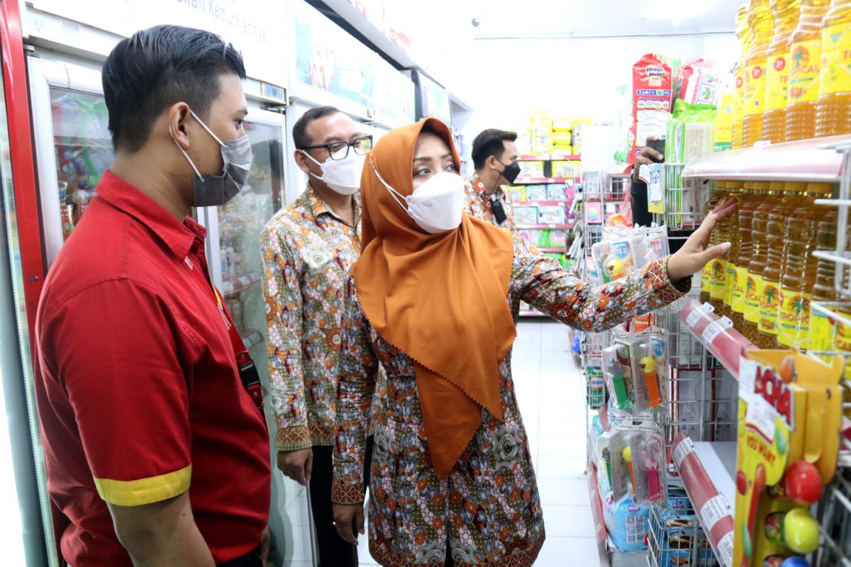 Bupati Mojokerto Ikfina Fahmawati saat sidak minyak goreng. (Foto: Diskominfo Kabupaten Mojokerto/jatimnow.com)