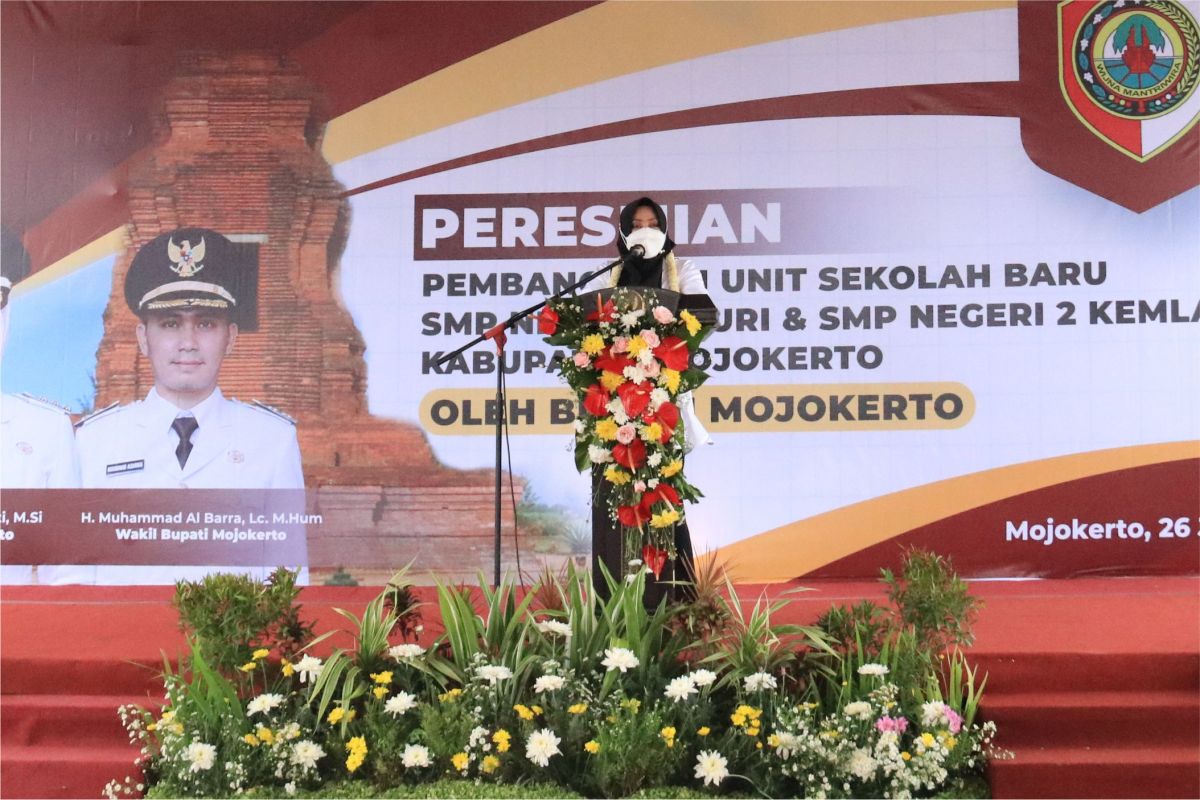 Bupati Mojokerto Ikfina Fahmawati saat meresmikan dua SMPN. (Foto: Diskominfo Kabupaten Mojokerto for jatimnow.com)