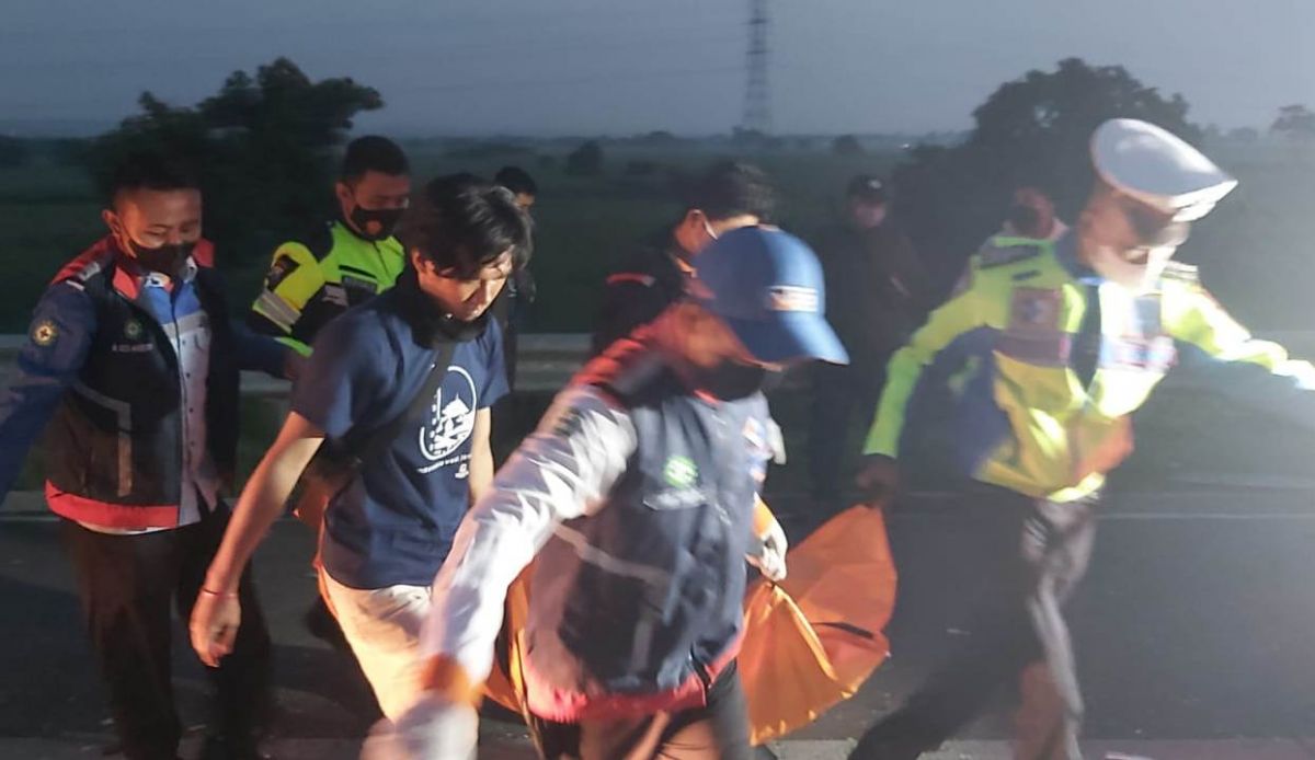 Petugas mengevakuasi korban kecelakaan di Tol Pasuruan-Probolinggo. (Foto: PJR Polda Jatim/jatimnow.com)