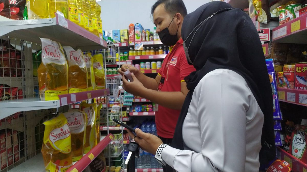 Petugas melakukan sidak di beberapa toko ritel Kota Madiun. (Foto: Mita Kusuma/jatimnow.com)