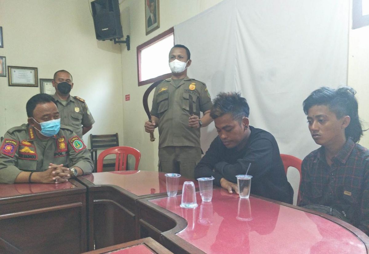 Dua anak jalanan pembawa sajam diamankan Satpol PP. (Foto: Satpol PP Kota pasuruan/jatimnow.com)