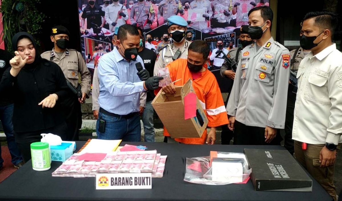 Dukun palsu yang mengaku bisa gandakan uang diamankan di Mapolres Malang Kota (Foto: Galih Rakasiwi/jatimnow.com)