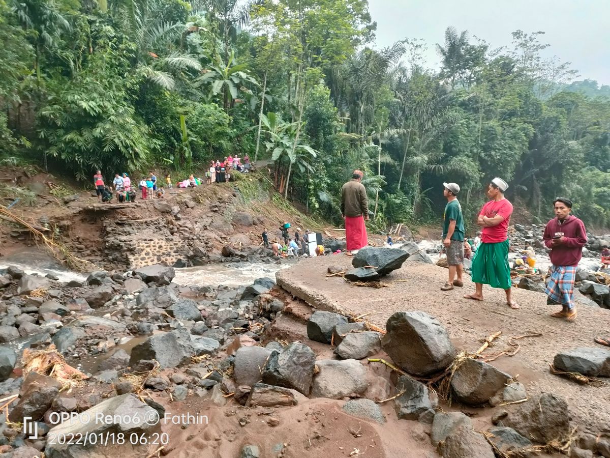 Dua jembatan yang menghubungkan Dusun Gunung Malang dengan Dusun Pancor terputus terkena hantaman banjir bandang. (Foto: Mahfud Hidayatullah/jatimnow.com)
