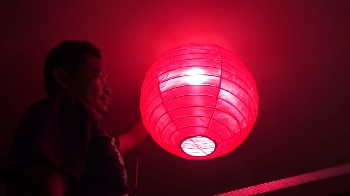 Edy Purwanto bersama lampion hasil karyanya. (Foto-foto: Mita Kusuma/jatimnow.com)