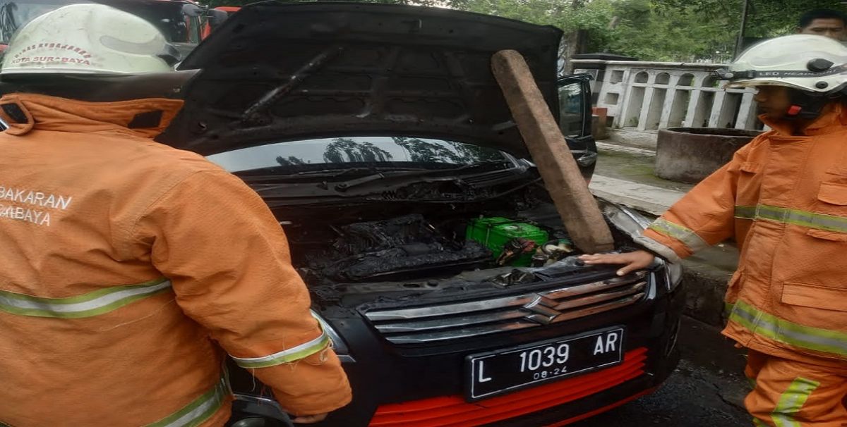 Petugas berhasil memadamkan api yang sempat membakar bagian mesin mobil Ertiga. (Foto: 112)