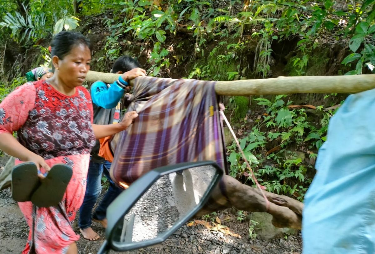 Evakuasi korban banjir bandang Desa Gunggungan Kidul, Kecamatan Pakuniran, Kabupaten Probolingo. (Foto: Mahfud Hidayatullah/jatimnow.com)