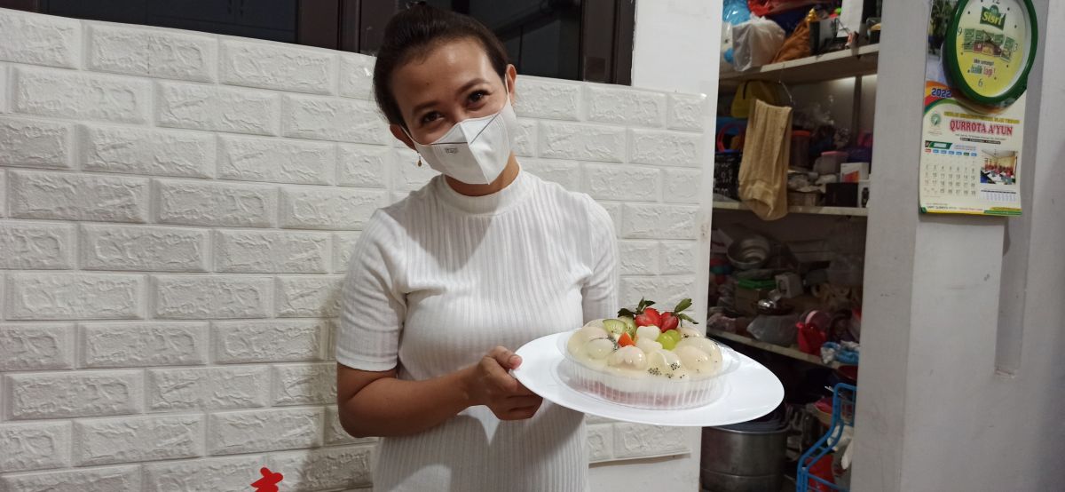 Firsta Devi menunjukkan puding bingkisan Imlek hasil produksinya. (Foto-foto: Mita Kusuma/jatimnow.com)