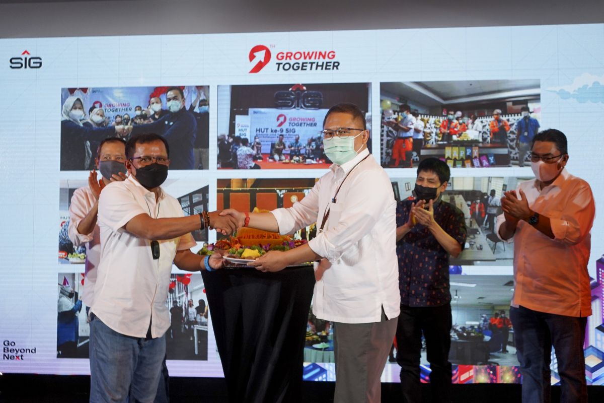 Komisaris Utama SIG, Rudiantara (kanan) menyerahkan potongan tumpeng kepada Direktur Utama SIG, Donny Arsal pada peringatan HUT ke-9 SIG yang digelar hari ini, Jumat (7/1/2022) di Jakarta (Foto-foto: SIG)