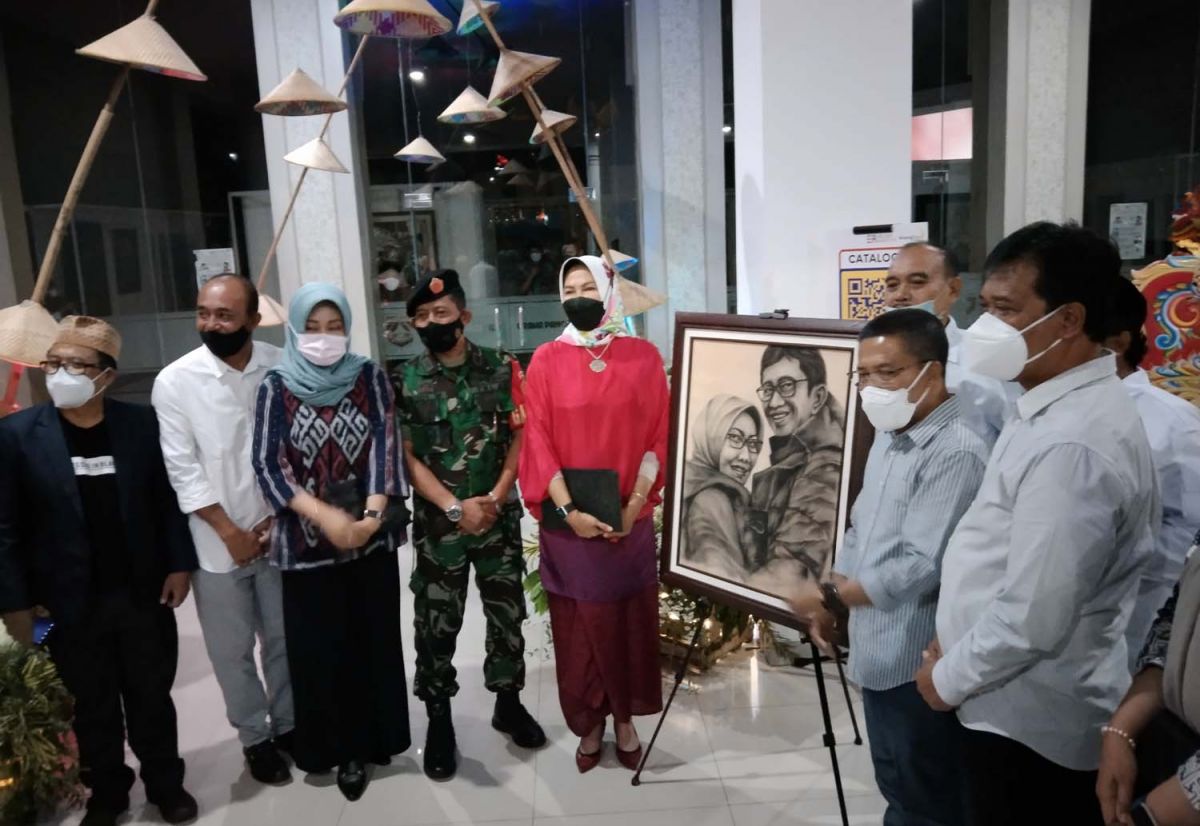 Wali Kota Dewanti Rumpoko bersama jajaran SKPD membuka Gallery ERhibition 2022 di Balai Kota Among Tani Kota Batu (Foto: Galih Rakasiwi/jatimnow.com)