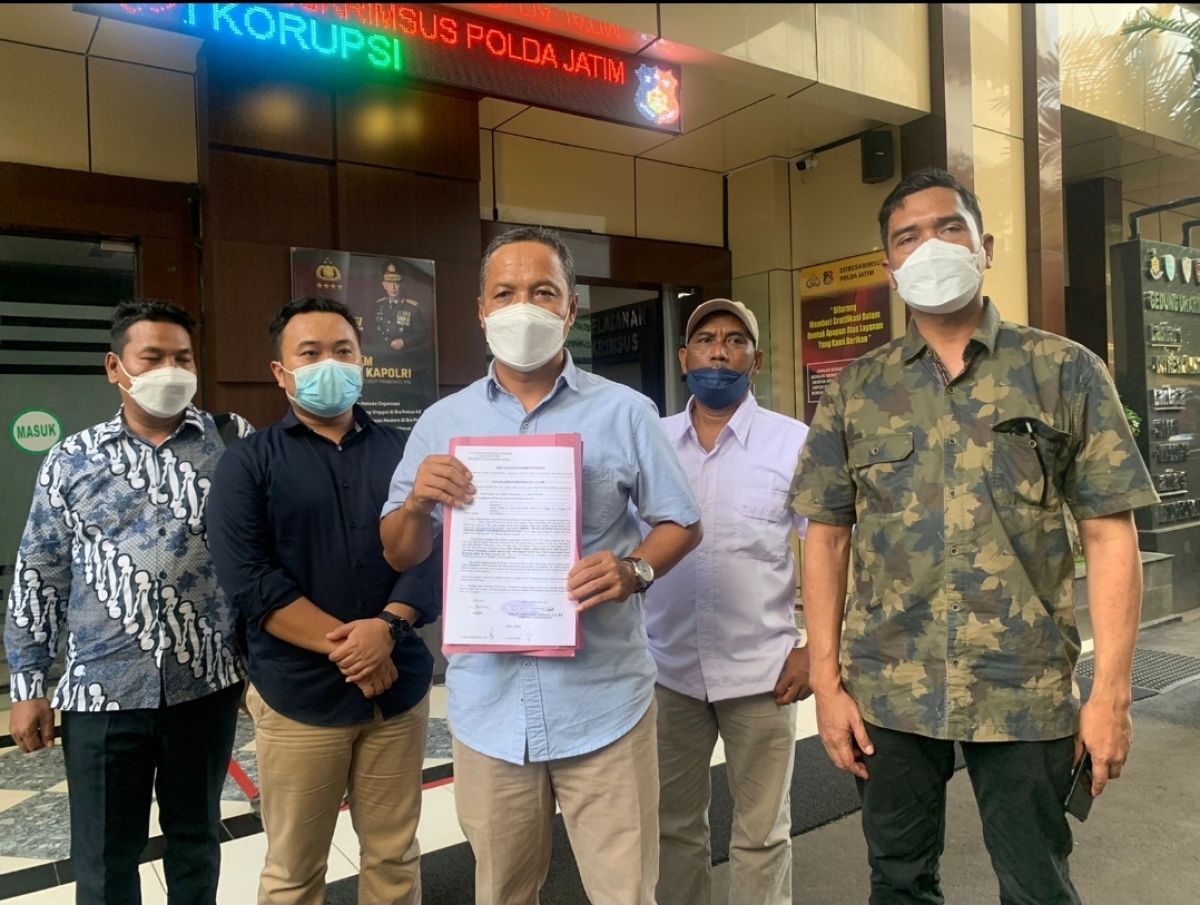Wakil Ketua DPD Gerindra Jatim Hidayat bersama para kader saat melapor ke Polda Jatim. (Foto: Dok. Partai Gerindra Jatim)