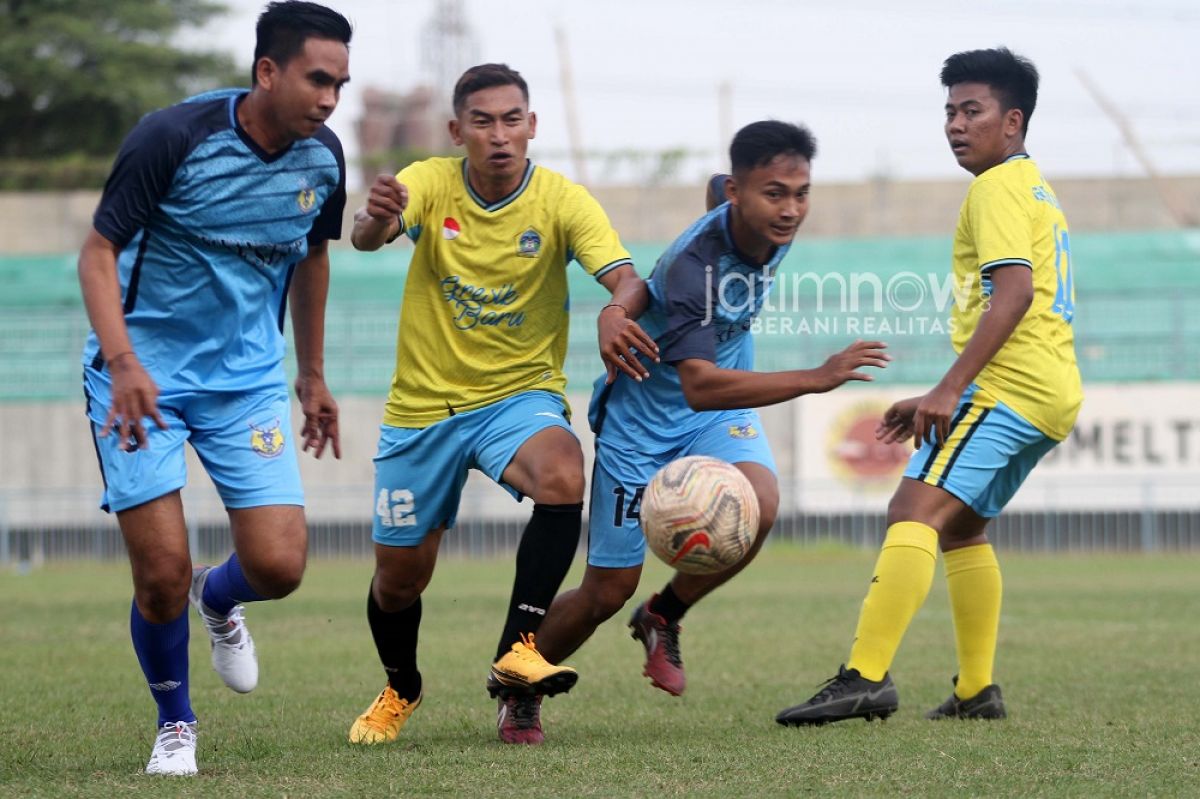 Pertandingan persahabatan Gresik Baru FC dengan Bhayangkara Gresik FC  (Foto-foto: Sahlul Fahmi/jatimnow.com)