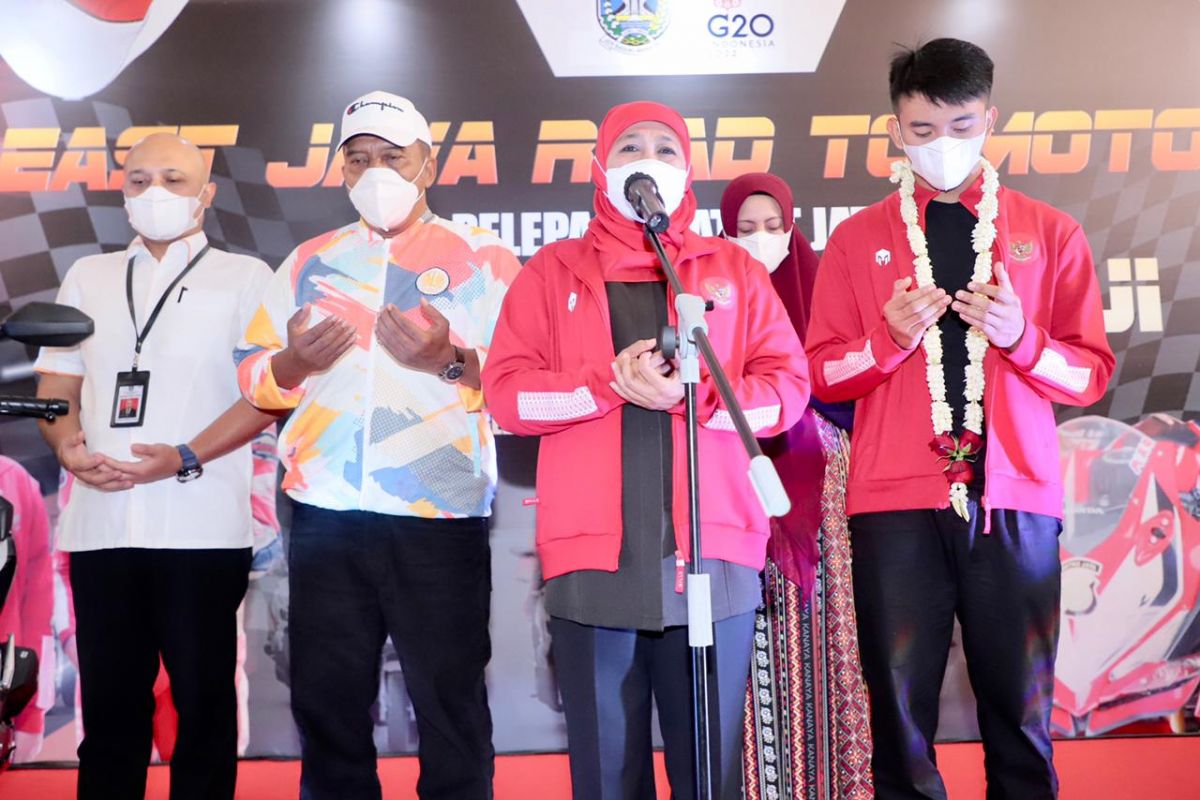 Gubernur Jatim Khofifah Indar Parawansa saat mendoakan Mario Aji dalam acara pelepasan di Gedung Grahadi. (Foto: Humas Pemprov Jatim/jatimnow.com)