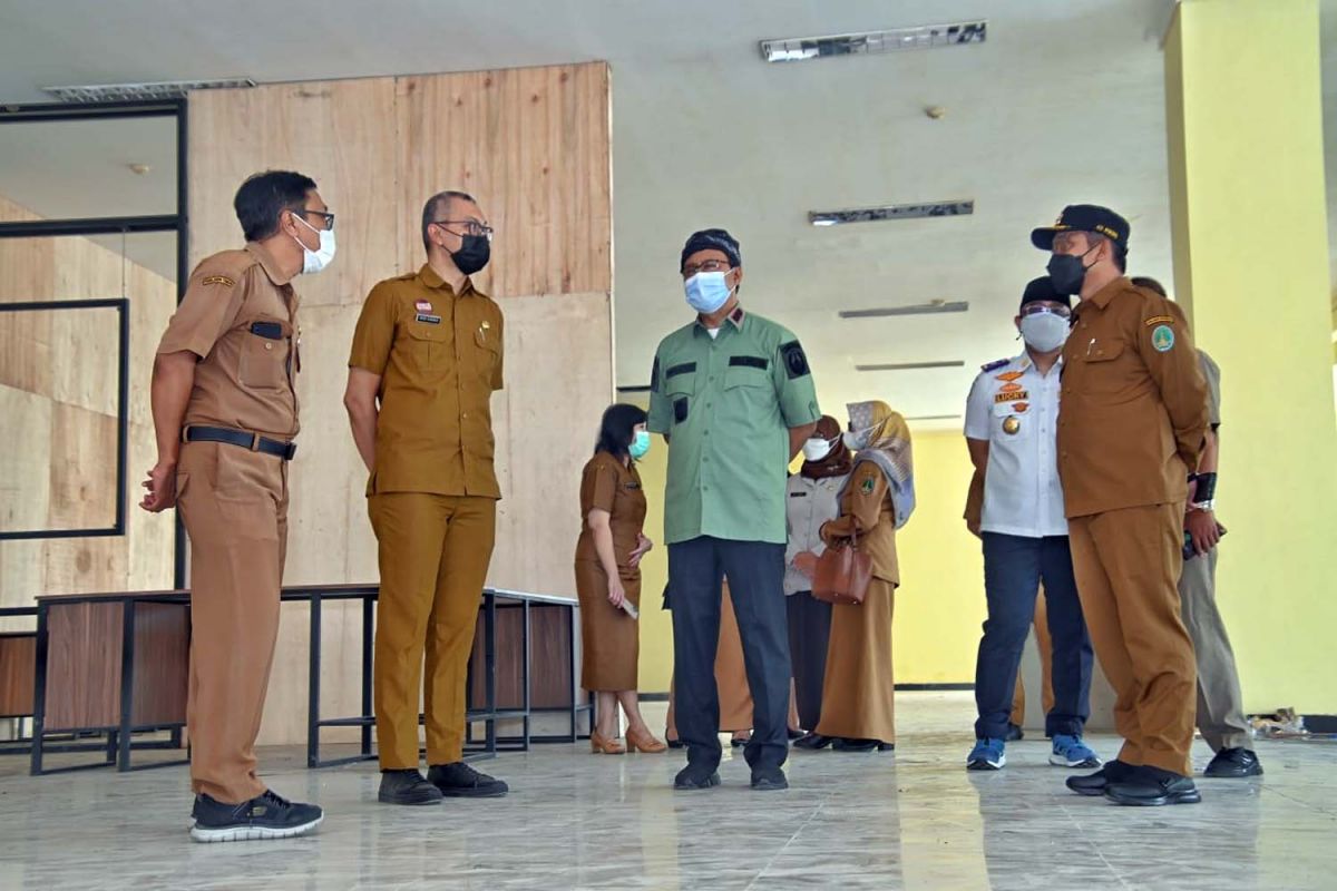 Wali Kota Pasuruan, Saifullah Yusuf atau Gus Ipul saat sidak rehab Mal Pelayanan Publik (Foto: Humas Pemkot Surabaya)