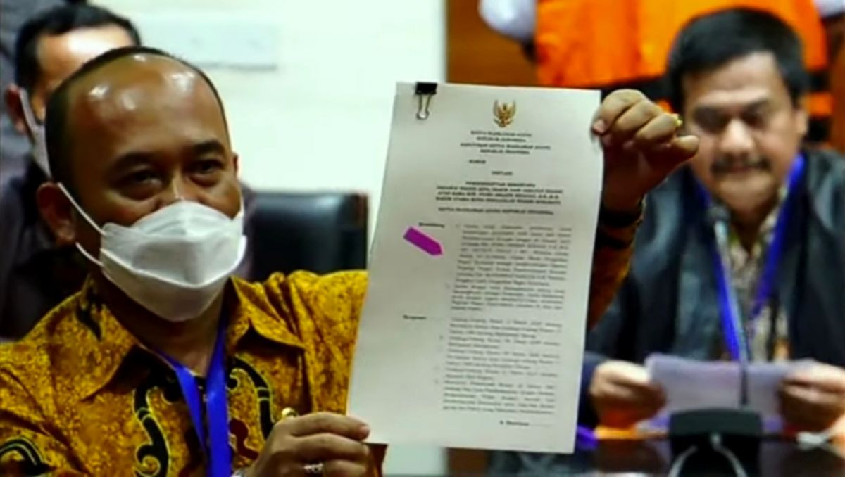 Hakim PN Surabaya diberhentikan sementara pasca OTT KPK.