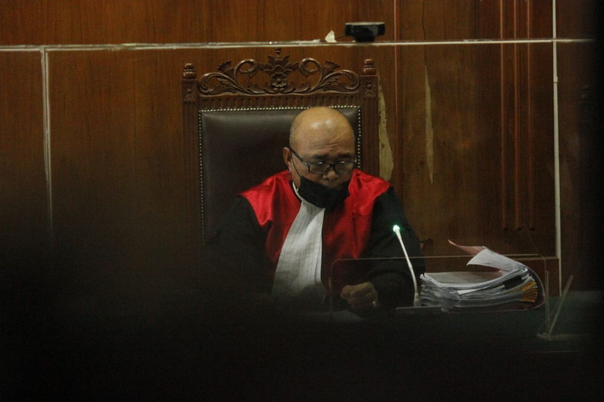 Hakim tunggal Martin Ginting saat memimpin sidang praperadilan yang diajukan JE. (Foto: Zain Ahmad/jatimnow.com)