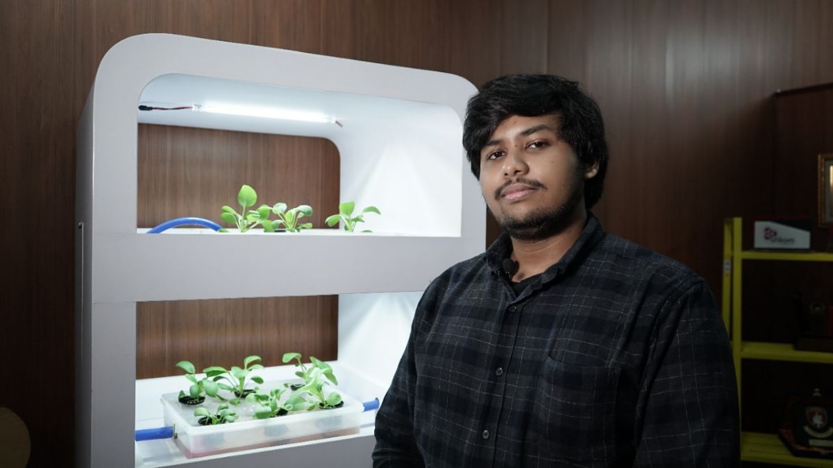 Mahasiswa S1 Desain Produk Universitas Dinamika, Muhammad Nizar dan rak hidroponik multifungsi ciptaannya (Foto: Humas Undika for jatimnow.com)