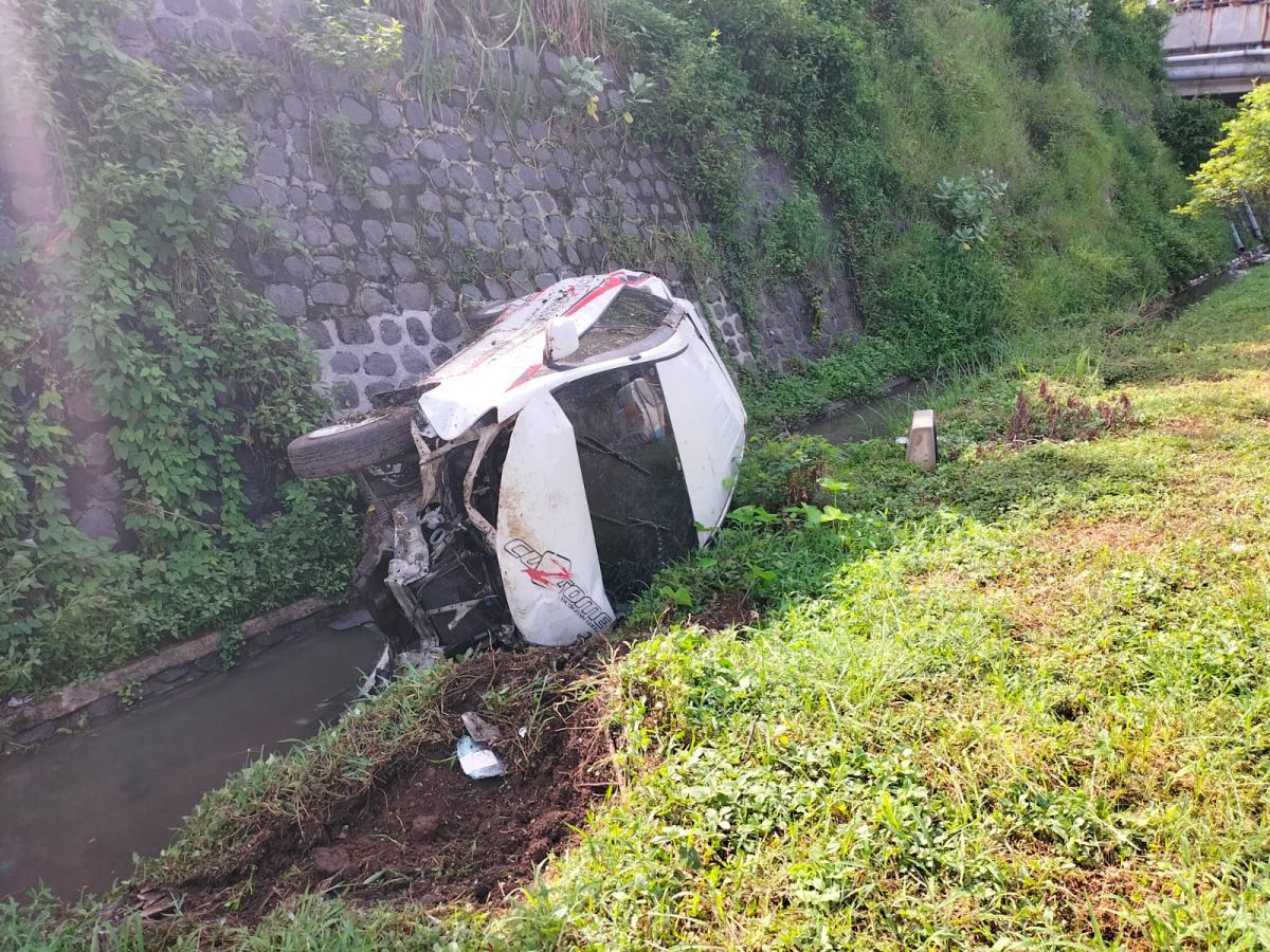Mobil Daihatsu Xenia Nopol AG 1383 OC yang terguling di Tol Gempol-Pandaan. (Foto: PJR for jatimnow.com)