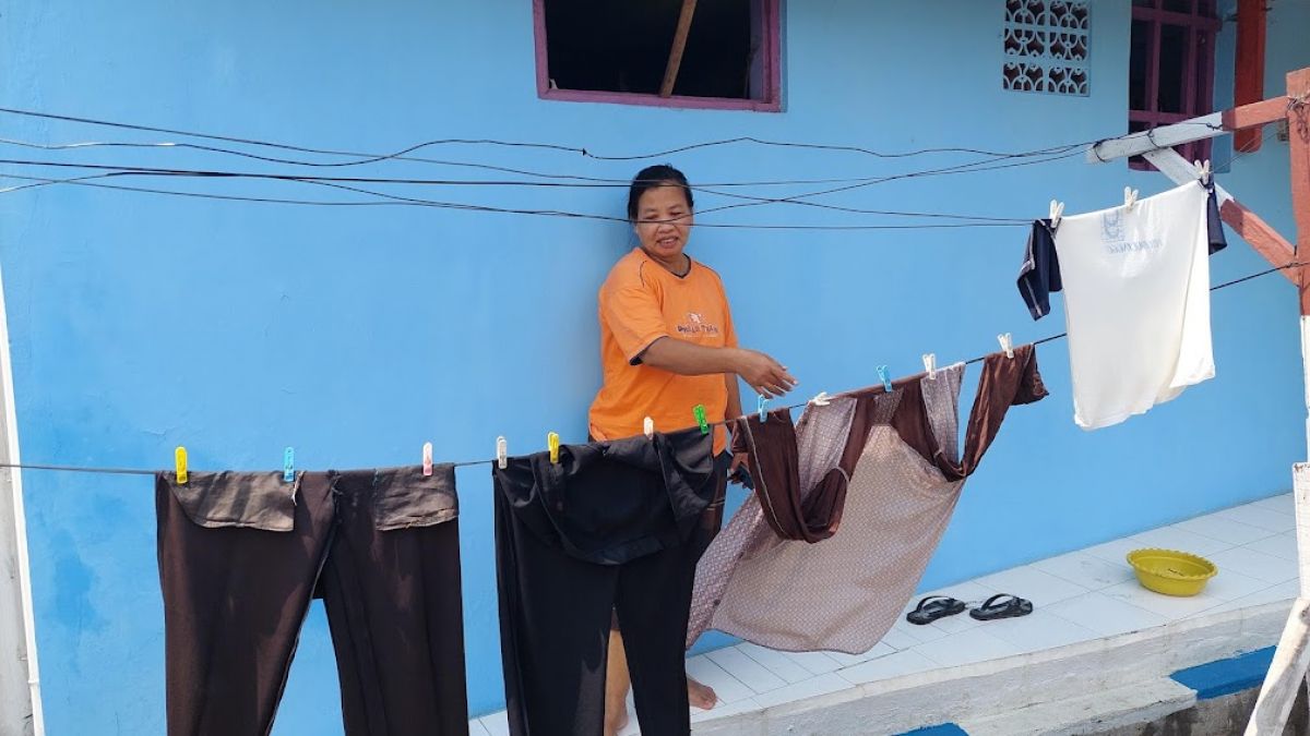 Sofiatun ibu korban tengah menunjukkan lokasi anaknya saat dijambret kalung emasnya. (Foto: Mahfud Hidayatullah/jatimnow.com)
