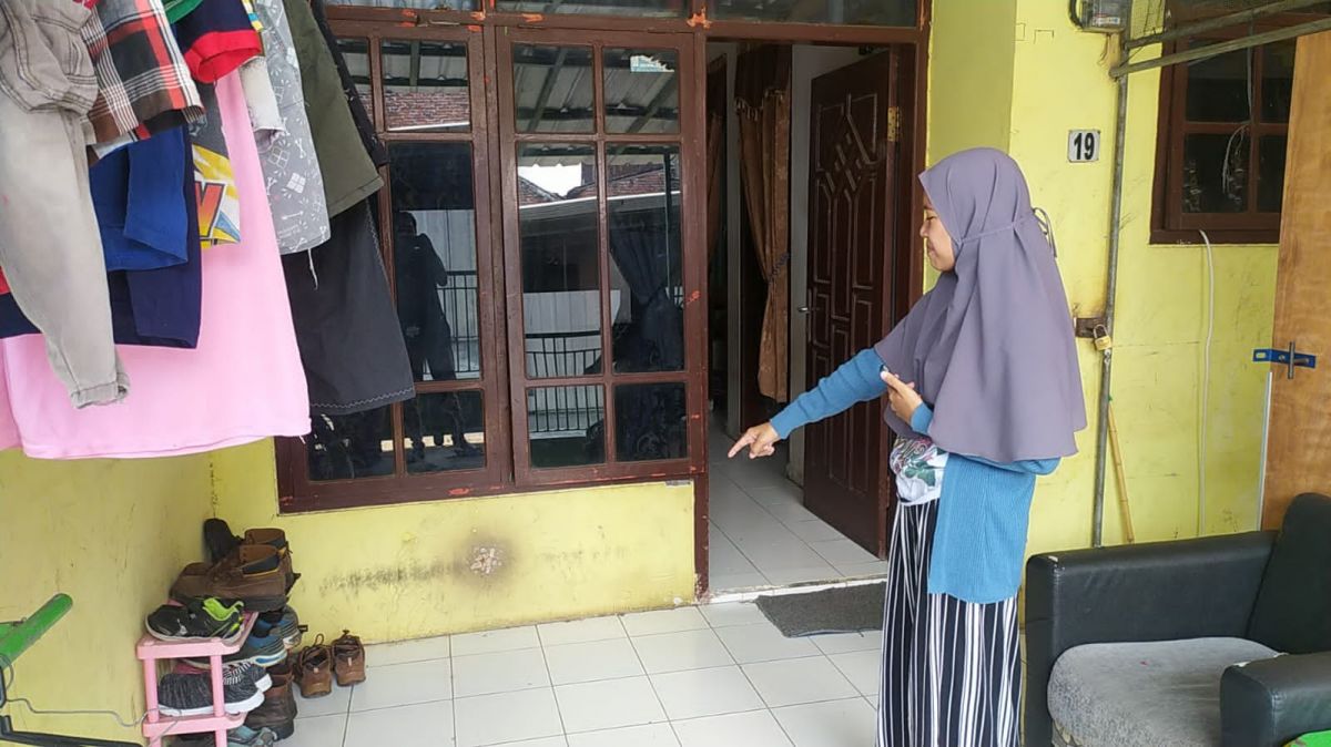 Alvina anak korban Armuji menujukkan tempat parkir sepeda motornya di teras rumah yang hilang dibawa kabur pencuri. (Foto: Mahfud Hidayatullah/jatimnow.com)