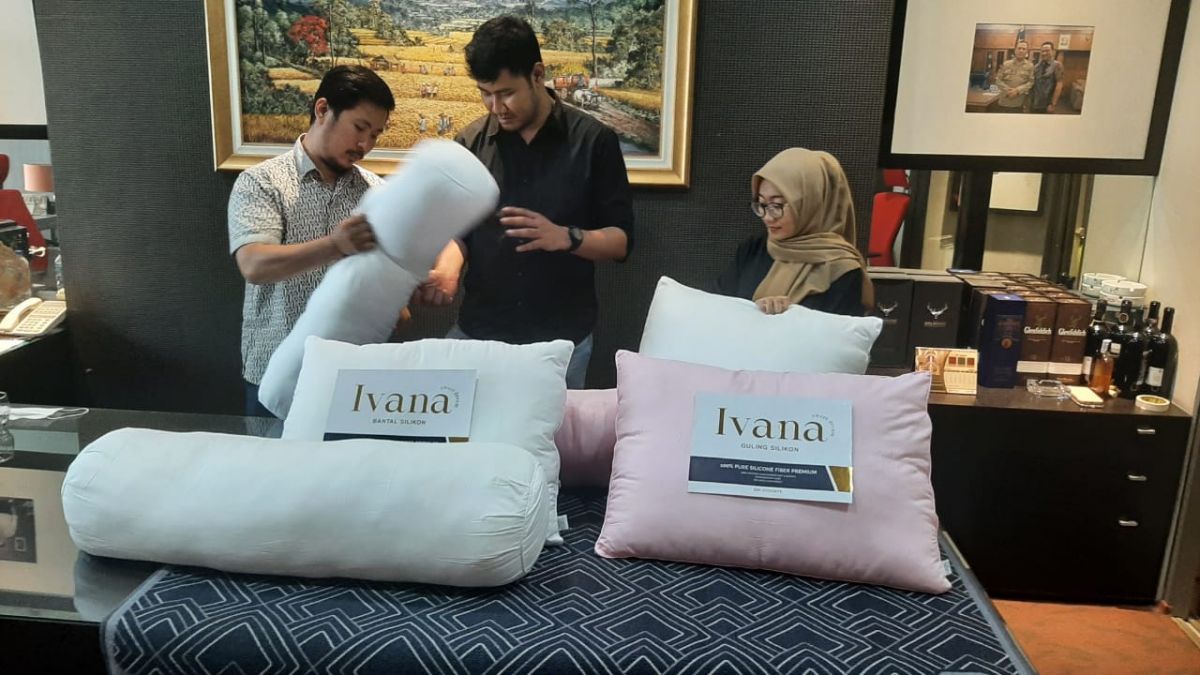 Bantal guling Ivana, karya UMKM yang berkualitas. (Foto: Achmad Supriyadi/jatimnow.com)