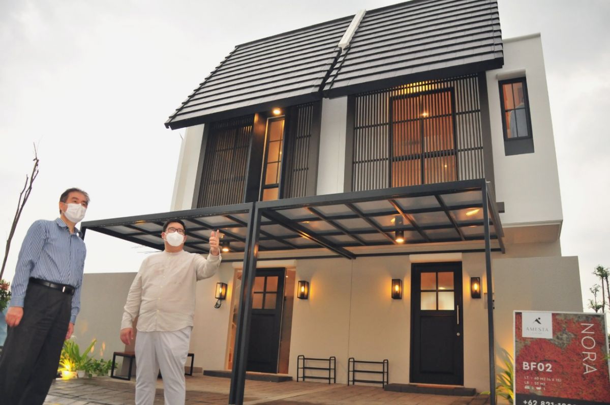 Direktur Pemasaran Intiland untuk Surabaya Harto Laksono bersama Direktur Utama PT Graha Abdael Sukses Hans Wibisono meninjau progres pembangunan kawasan terpadu Amesta Living sekaligus melihat unit-unit rumah contoh. (Foto: Intiland)
