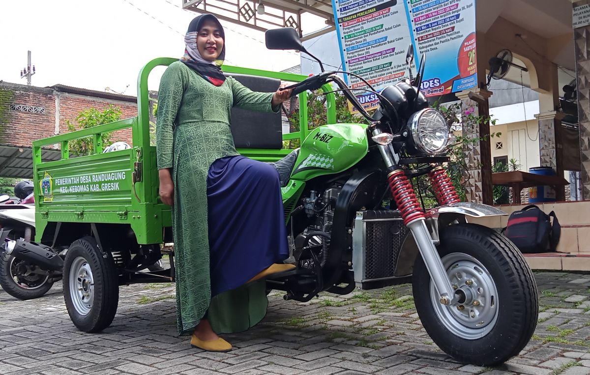 Usai Viral, Janda Cantik Pengangkut Sampah di Gresik Dapat Bantuan Motor Gerobak