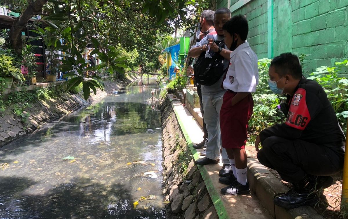Siswa SD menemukan jenazah janin dalam kotak terapung di sungai. (Foto: Zain Ahmad/jatimnow.com)