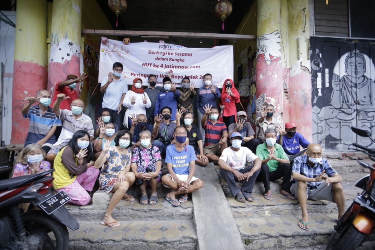 jatimnow.com, Jaman Jatim dan para donatur berfoto bersama warga Kampung Pecinan Tambak Bayan usai pembagian paket sembako (Foto-foto: Fajar Mujianto dan Kamal/jatimnow.com)