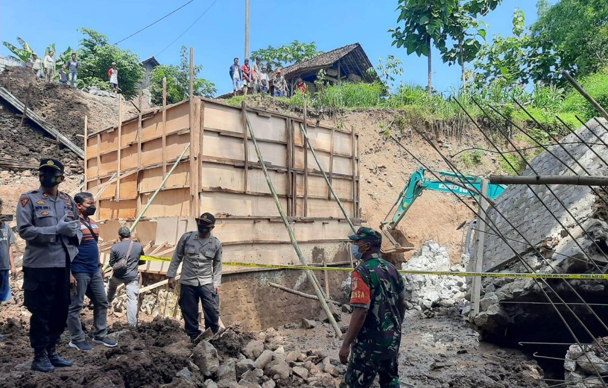 Jembatan Mijil di Kabupaten Ponorogo yang urung selesai usai .  (Foto: Mita Kusuma/jatimnow.com)