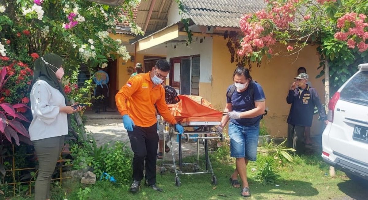 Petugas mengevakuasi jenazah lansia di Banyuwangi yang ditemukan meninggal dunia. (Foto: Rony Subhan/jatimnow.com)